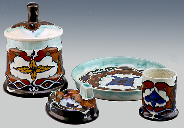 Nr.: 136, On offer decorative pottery made by Distel , Description: (4 parts) Plateel Smoke set ,  , period: Year 1895-1923, Decorator : unknown, 